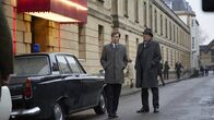 Der junge Inspektor Morse – Endeavour Morse (Shaun Evans, l.) und DI Fred Thursday (Roger Allam, r.) ermitteln in der Bar "Moonlight Room". Die gehört nun dem berüchtigten Gangster Vic Kasper.