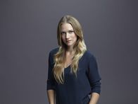 Criminal Minds – Mitglied der B.A.U., einer FBI-Einheit, die sich mit verhaltensauffälligen Tätern beschäftigt: Jennifer "J.J." Jareau (A.J. Cook) ...