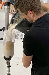 Handwerkskunst! – Peter Ferger gießt den Kunststoffschaft mit Gips aus.