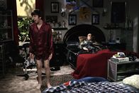 The Big Bang Theory – Da Penny seinem Wunsch, ihn von dem Geheimnis zu entlasten, nicht folgt, beschließt Sheldon (Jim Parsons, r.), bei Leonard auszuziehen und geht mit Raj mit. Doch der hält es mit ihm nicht aus und reicht ihn an Howard (Simon Helberg, l.) weiter, dem Sheldon allerdings auch bald auf die Nerven geht ...
