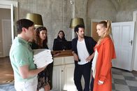 jerks. – Pheline (Pheline Roggan, r.) und Fahri (Fahri Yardim, 2.v.r.) machen Wellness auf eine sehr spezielle Art. Eine Französin, die ebenfalls auf Darmspülungen steht, hält Fahri für den Boss der Klinik, was mächtig für Ärger sorgt. Währenddessen ist Fahri eifersüchtig auf Wellness-Assi Kai (Luca Fürchtenkordt, l.), der bei Pheline den Schlauch rektal eingeführt hat.