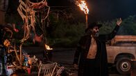 Twisted Metal – Der Prediger der Heiligen Männer (Jason Mantzoukas) fordert seine Anhänger auf, als Götter der Straßen über das Chaos zu herrschen – und ihm Gaben zu überreichen.