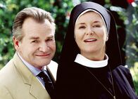 Um Himmels Willen – Jutta Speidel als Ordensschwester Lotte Albers (r.) und Fritz Wepper als Wolfgang Wsller (l.).
