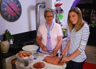 Zu Tisch ... – Oma Maria und Enkelin Rosa kochen gemeinsam.