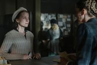 Terra X: Ein Tag in... – Elli Goebel (Henrike von Kuik,l.) auf der Suche nach ihrer Schwester. Erst mit der Einrichtung des zentralen „Suchdienstes für Vermisste Deutsche in der Sowjetischen Besatzungszone Deutschlands“ werden systematische Suchaktionen möglich.