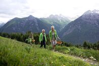 Bergwelten – Die Kräuterhexen Maria Kerber (vorne), Mathilda Schlichtherle und Sigrid Wolf auf dem Weg zum Kräuter sammeln