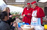 Rote Rosen – ARD ROTE ROSEN FOLGE 1955 Uhr im ERSTEN. Inge (Peggy Lukac, r.) und Hannes (Claus Dieter Clausnitzer, 2.v.r.) bringen Theos Wurstbude mit ihrer American-Diner-Idee zum Brummen (mit Komparsen).