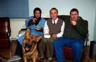 Kommissar Rex – Richie Moser (Tobias Moretti, l.), Assistent Stockinger (Karl Markovics, M.) und Peter Höllerer (Wolf Bachofner, r.) analysieren zusammen mit Rex ein Tatortvideo in Mosers Wohnung.