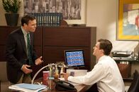 How I Met Your Mother – Marshall (Jason Segel, r.) feuert seinen Mitarbeiter Randy (Will Forte, l.), da er einen Fehler nach dem anderen macht ...