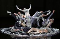 The Seven Sins: Gauthier Dance – Dieser Tanzabend vereint die Crème de la crème internationaler Choreografen. Jede und jeder von ihnen wird für "Gauthier Dance" eine der sieben Todsünden in ein Tanzstück verwandeln. Hier die Choreografie von Sidi Larbi Cherkaoui.
