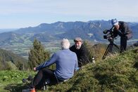 Gipfeltreffen (BR) – Werner Schmidbauer (links) trifft Martin Kälberer (Mitte) auf dem Mitterberg bei Bad Feilnbach.
