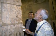 Löwenzahn Classics – Ist Peter (Peter Lustig, r.) einem Verbrechen auf der Spur? Ein Besuch im Ägyptischen Museum soll ihm helfen, die geheimnisvollen Schriftzeichen zu entschlüsseln.