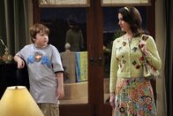 Two and a Half Men – Wissen nicht was sie von Charlie und Jons Aktion halten sollen: Rose (Melanie Lynskey, r.) und Jake (Angus T. Jones, l.) ...