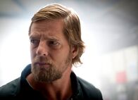 Der letzte Bulle – (4. Staffel) - Mick Brisgau (Henning Baum) hält sich seit Monaten im Wald versteckt - nur seine Vertraute, die Uschi, weiß, wo er ist - und verrät schließlich Andreas das Versteck. Da gelingt es Andreas, wozu sich kein anderer Kollege imstande fühlt, den "letzten Bullen" seiner abgelegenen Hütte zu locken ...