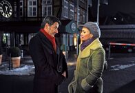 Rote Rosen – ARD ROTE ROSEN FOLGE 995 Uhr im ERSTEN. Caroline (Birgit Würz, r.) macht Gunter (Hermann Toelcke, l.) gegenüber ihrer Enttäuschung Luft, dass ihr Vater kein Vertrauen zu ihr hat.
