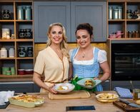 Silvia kocht – Silvia Schneider, Lydia Maderthaner („Gratinierte Dinkel-Gemüsepalatschinke mit Frischkäse und Kräuter-Dip“ und „Gebackene Topfen-Kriecherl-Palatschinke & Kriecherlmus“.