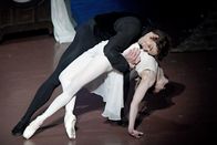 Onegin – Treffsicher und nachvollziehbar hat Cranko Puschkins Nationalepos in Tanz verwandelt: Der blasierte Großstädter Onegin, getanzt von Friedemann Vogel, erteilt der jungen, in ihn verliebten Tatjana, getanzt von Primaballerina Alicia Amatriain, eine Abfuhr.