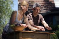 Zu Tisch ... – Ana Vrbaski und Marko Dinjaski bereiten gemeinsam eine traditionelle Gemüsetorte zu.