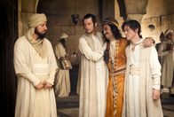 Der Medicus – Der streng religiöse Davout Hossein (Fahri Yardim, li.) sieht es nicht gerne, dass Rob (Tom Payne, re.) und Mirdin (Michael Marcus) ihrem verkaterten Mitstudenten Karim (Elyas M?Barek) unter die Arme greifen.