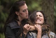 Take Down - Die Todesinsel – Die skrupellose Söldnerin Rachel (Julia Ragnarsson, l.) schreckt vor nichts und niemandem zurück, als sie das große Geld wittert. Wird sie auch Amy (Phoebe Tonkin, r.) töten, wenn diese versucht zu fliehen?