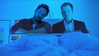 Männersache – v.li.: Hotte (Dieter Tappert) und Paul (Mario Barth) stehen Rudi im Krankenhaus bei.