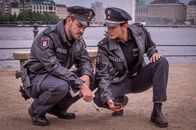 Notruf Hafenkante – Kris (Marc Barthel) und Pinar (Aybi Era) finden am Tatort eine Kette mit einem Anhänger. Vielleicht die erste Spur, die sie zu den Tätern führt?