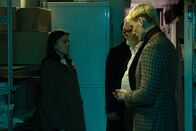 neoriginal: Serial Cleaner – Teri Marquard (Aylin Tezel, l.) bangt um ihr Leben, als Ludwig Karanz (László I. Kish, M.), und Christian Karanz (Rick Okon, r.) sie bedrohen.