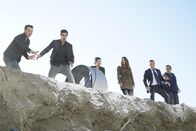 Scorpion – Müssen gemeinsam einen Mann und die gesamte Wasserversorgung von Los Angeles retten: (v.l.n.r.) Toby (Eddie Kaye Thomas), Walter (Elyes Gabel), Happy (Jadyn Wong), Paige (Katharine McPhee), Cabe (Robert Patrick) und Sylvester (Ari Stidham) ...