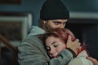 Juliet – Juliets Nichte Chloé (Amber Naert) freut sich, dass ihr Vater Danny (Marten Ketels) endlich wieder da ist.
