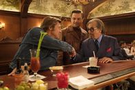 Once Upon a Time in... Hollywood – Filmproduzent Marvin Schwarz (Al Pacino, r.) bietet Rick Dalton (Leonardo DiCaprio, M.) ein Engagement für Italo-Western an. Cliff Booth (Brad Pitt, l.) ist mit von der Partie.