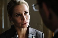 Der Rücktritt – An Bettina Wulff (Anja Kling) perlen die Vorwürfe nicht ab. Während ihr Mann, der Bundespräsident, öffentlich Stellung nehmen kann, ist sie zum Schweigen verdonnert ...