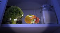 Unser Sandmännchen – Wohlbehalten kommt der kleine Apfel wieder bei seinen Eltern in der Speisekammer an.