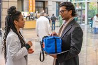 New Amsterdam – Dr. Helen Sharpe (Freema Agyeman) und Dr. Akash Panthaki ( Sendhil Ramamurthy)