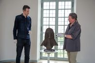 X:enius – Moderator Adrian Pflug in die Vergangenheit ein. Museumsleiterin Prof. Dr. Marion Maria Ruisinger erklärt ihm, wie unsere Vorfahren sich vor Ansteckung mit Seuchen wie Pest und Tuberkulose geschützt haben.