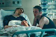 Tatort – Mike Majewski (Nils Hohenhövel) am Bett von Tom (Roberto Capasso), der im Wachkoma liegt.