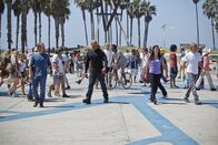 Navy CIS: L.A. – Verzweifelt suchen sie die Stadt ab, als sie erfahren, dass ein alter Bekannter es auf einen aus der Crew abgesehen hat: Callen (Chris O'Donnell, vorne l.) und Sam (LL Cool J, vorne 2.v.l.) ...