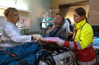 In aller Freundschaft – Die Notärztin (Caren Seifert, re.) bringt einen weiteren Patienten (Kjell Brutscheidt, mi.) zu Dr. Ina Schulte (Isabell Gerschke, li.) in den Sichtungsbereich. Bei seinem Namen, Falk Kovac, stutzt Ina.