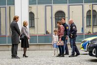 Der Alte – Die kleine Nikola (Greta Perone, 4.v.r.) ist hin und her gerissen zwischen ihrer Mutter Judith Merat (Lilly Wiedemann, 3.v.r.) und ihrer Großmutter Karla Palme (Petra Zieser, 2.v.l.), wie Caspar Bergmann (Thomas Heinze, l.) beobachten muss. (Komparsen im Bild)