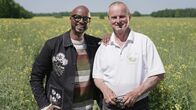 Yared kommt rum – Yared Dibaba (links) mit „Bienenkönig“ Detlef Bolte