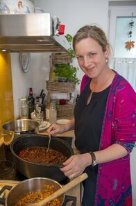 Land und lecker – Gastgeberin Kathrin Nowicki bereitet für ihr Landmenü ein Rindergulasch vom Weiderind zu.