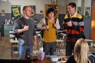 The Middle – Axl (Charlie McDermott, M.) und seine Kumpel Darrin (John Gammon, l.) und Sean (Beau Wirick, r.) wollen ihre Musikkarriere mit einem Musikvideo ins Rollen bringen, doch dazu brauchen sie ihre Biologielehrerin ...
