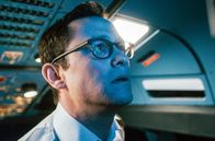 Code 7500 – Pilot Tobias (Joseph Gordon-Levitt) verfolgt über den Bildschirm, wie Entführer die Besatzung und Passagiere der Maschine in ihre Gewalt bringen.