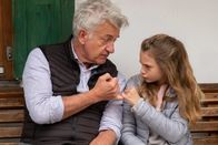 Der Bergdoktor – Paul (Dominic Raacke) vertraut Sophia (Ylvi Unertl) ein Geheimnis an.
