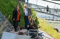 Rentnercops – Leichenfund unter einer Rheinbrücke: die neue Kollegin Hannah (Swetlana Schönfeld, l.) nimmt mit Dr. Rosalind Schmidt (Helene Grass, r.) und Günter Hoffmann (Peter Lerchbaumer, M.) die Leiche der jungen Frau in Augenschein. Edwin Bremer (Tilo Prückner, im HG) ist sauer, Hannah geht ihm auf die Nerven.