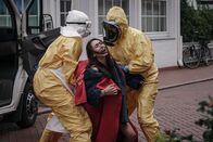 Sløborn – Evelin Kern (Emily Kusche) wird von zwei Sanitätern in Schutzanzügen abtransportiert.