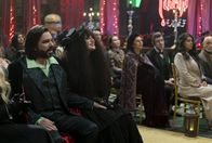 What We Do in the Shadows – Laszlo (Matt Berry, vorne l.); Nadja (Natasia Demetriou, vorne Mitte)