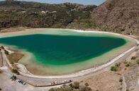 Inseln Italiens – Eine Besonderheit dieser Insel ist der Specchio di Venere („Spiegel der Venus“), ein Vulkansee, der von bis zu 50 Grad heißen Quellen gespeist wird.
