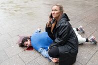 Die Chefin – Nach einem Sturz vom Dach des Einkaufszentrums kann Polizeikommissarin Vera Lanz (Katharina Böhm, r.) der Kioskbesitzerin Anna Zeitler (Anna Grisebach, l.) nicht mehr helfen.