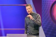 Meister des Alltags – Moderator Florian Weber stellt in seinem Wissensquiz die Alltagstauglichkeit seiner prominenten Kandidaten auf die Probe.