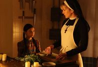 American Horror Story – Jahr 1964: Die kleine Jenny (Nikki Hahn, l.) wird in Briarcliff eingeliefert. Schwester Mary Eunice McKee (Lily Rabe, r.) erkennt gewisse Parallelen zwischen ihr und dem Mädchen ...